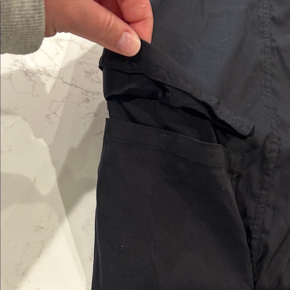 Lululemon Lightweight Adjustable Mid-Rise Cargo Pant - Picture 4 of 8